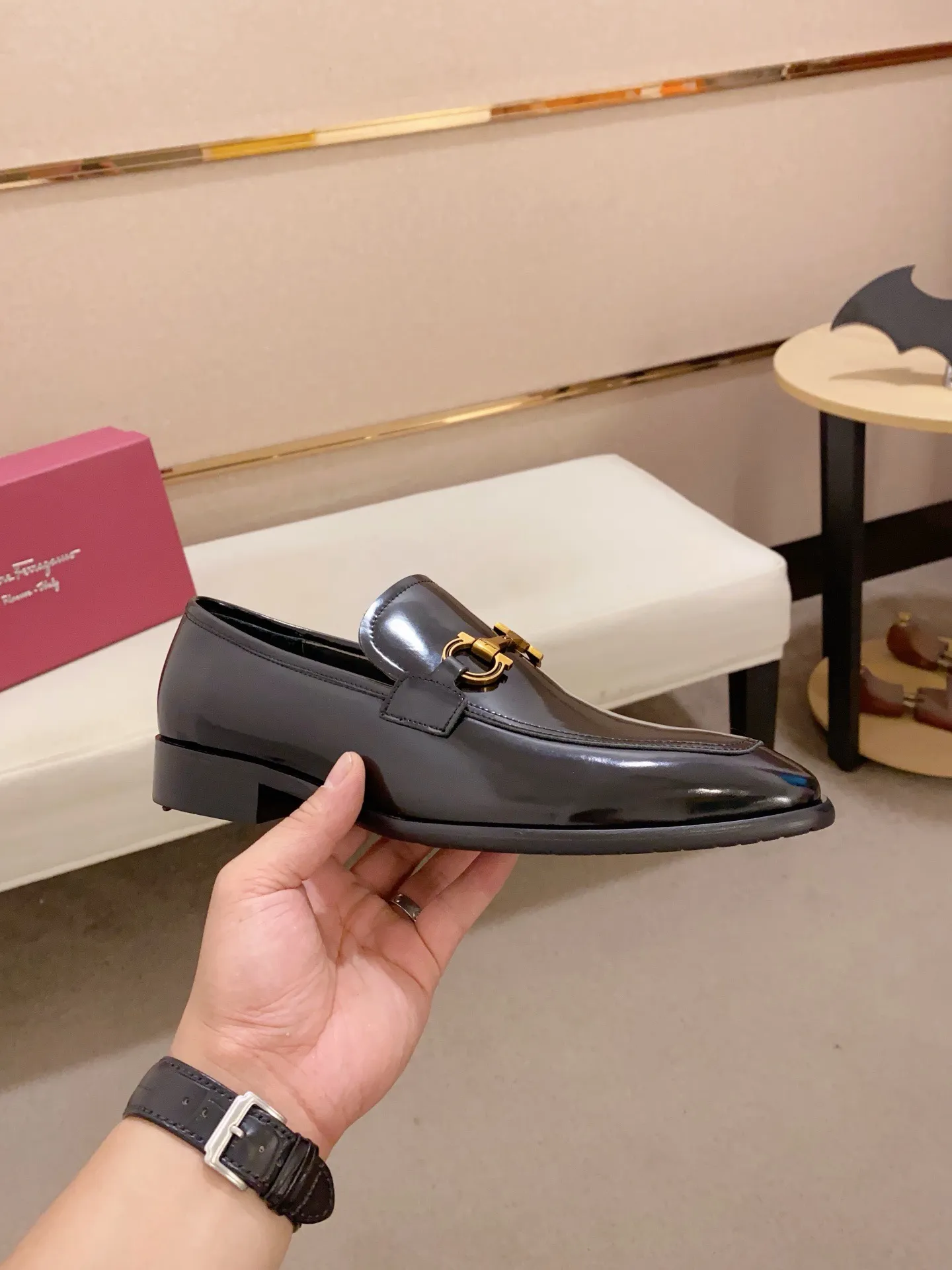 Men's shoes💰: 520💰 High version Ferragamo quality! 🆕🆕Exclusive hot-selling products in stock🔥🔥New products on the shelves, high-quality shoes, high-end driving shoes, with complete packaging! 💪 💪 Material: imported patented cowhide 🐂 + imported high-quality water-dyed cowhide lining + wear-resistant outsole 👍🏻👍🏻 Features: high-end and comfortable, purely handmade 🚀 🚀 Create the perfect shoes that suit you best 🔥 🔥 Size: (38-44) Can be customized 45 non-returnable!